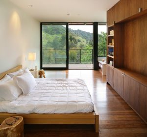 cua phong ngu doi dien voi cua chinh 2